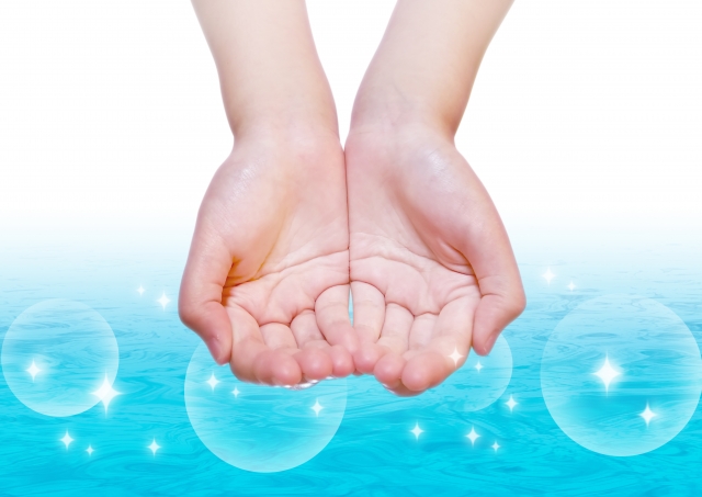 ハンドマッサージをする手