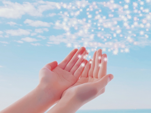 誕生花セラピーをする手