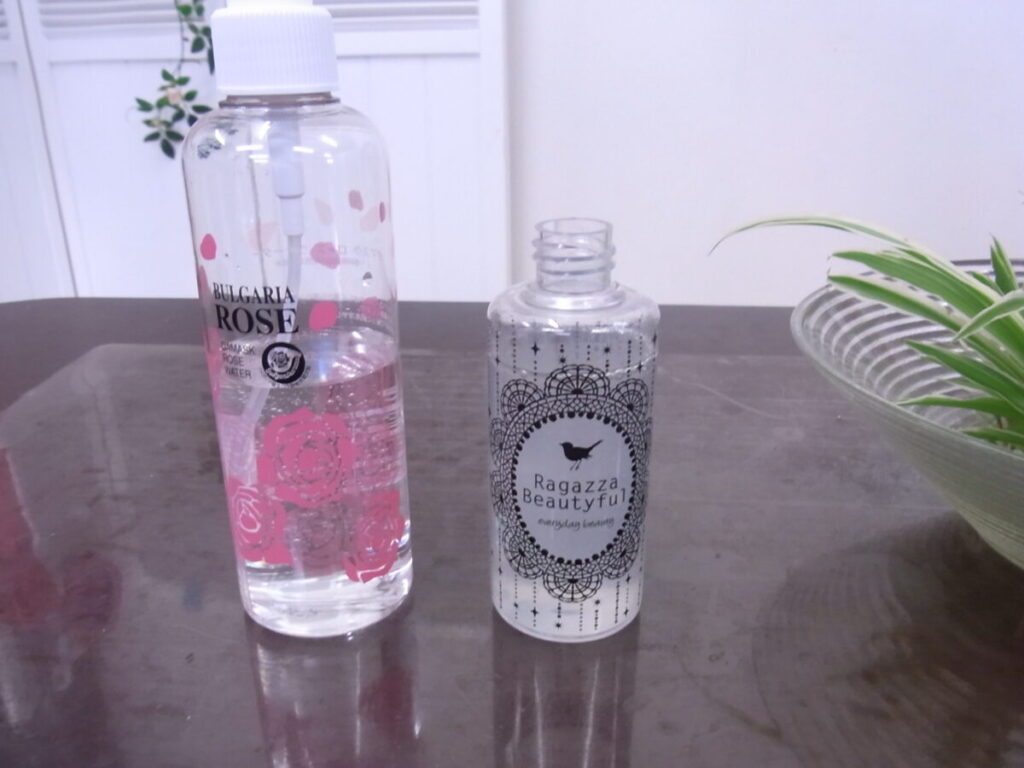 ローズウオーターと化アロマ粧水ボトル